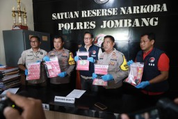 Polisi Ringkus 2 Pengedar Narkoba dan Sita Barang Bukti 51 Paket Sabu