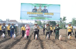 Polres Blitar Kota Bersama Masyarakat Tanam Jagung di Lahan Aset Polri