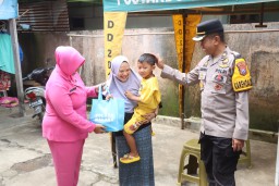 Polres Malang Distribusikan Ratusan Paket Sembako untuk Warga Kurang Mampu