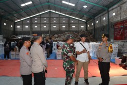 Kapolres Kediri Kota Bersama Dandim 0809 Pastikan Logistik Pilkada 2024 di Gudang KPU Aman