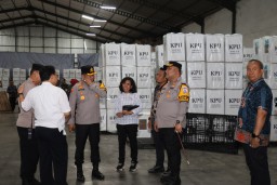 Kapolres Tanjung Perak Bersama Forkopimda Kota Surabaya Cek Gudang KPU Kota Surabaya.