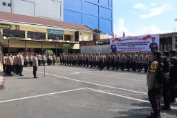 Polres Pelabuhan Tanjung Perak Cek Kesehatan dan Kelengkapan Petugas Pengamanan TPS Pilkada 2024