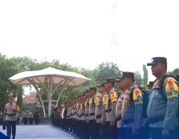 7.125 Personel Gabungan Diterjunkan Untuk Pengamanan Pilkada Serentak Di Kabupaten Lamongan.