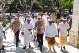 Gelar Jumat Curhat, Kapolda Bali Doa dan Simakrama dengan Pelingsir Pura Luhur Uluwatu
