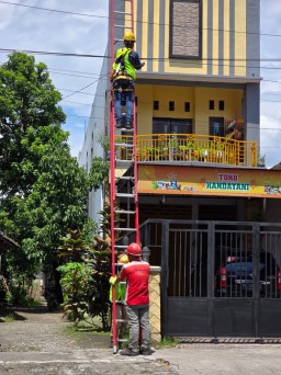Lakukan Penataan dan Pendataan Kabel Ilegal di Tiang PLN Kediri, PLN Icon Plus Berkomitmen Jaga Kean