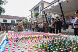 Jelang Natal dan Tahun Baru, Polres Jombang Musnahkan 3.627 Botol Miras dari Baerbagai Merk