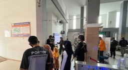 Jelang Nataru, Polda Jabar Siagakan Personel Sat Brimob di 2 Stasiun Bandung