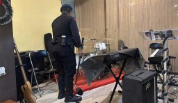 Tim Jibom Brimob Polda Jabar Sterilisasi Gereja di Palabuhanratu Jelang Perayaan Nataru 