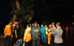 Bocah Hanyut di Babatan Wiyung Belum Ditemukan, Pencarian Tim Gabungan Terus Dilanjutkan.