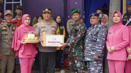 Kapolres Cirebon Kota Berikan Bingkisan untuk Apresiasi Personil Ops Lilin Lodaya 2024