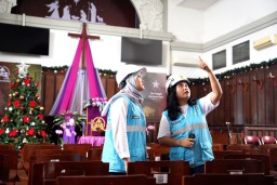 Dalam Momen Natal, Senyum Fani Srikandi PLN Penjaga Cahaya Perayaan Natal dan Tahun Baru
