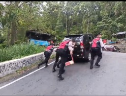 Tim Drogban Polres Magetan Siap Bantu Kendaraan Wisatawan di Tanjakan Ekstrem Telaga Sarangan