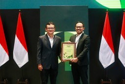 Sambut Nataru: PLN Raih 3 Penghargaan Bergengsi di Investing on Climate 2024: Bukti Komitmen Transisi Energi. 