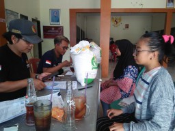 142 KK di Balaidesa Waled Asem Kecamatan Waled Kabupaten Cirebon Terima Bantuan Beras 10 Kg