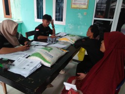 Penyaluran Beras BULOG Bulan Maret 2024 di Desa Mekarsari Berjalan dengan Tertib dan Aman.