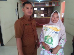 1003 KPM Desa Cisaat Kecamatan Waled Dapat Bantuan Beras Bulog.