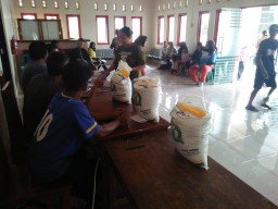 Penyaluran bantuan beras Bulog 10 kg di Desa Suci Kecamatan Mundu.