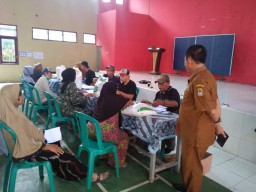 Pemdes Cikulak Induk Salurkan Bantuan Beras Bulog 10 kg Kepada 1149 Kpm