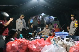 Polres Mojokerto Kota Dirikan Posko Tanggap Bencana dan Beri Sembako Warga Terdampak Banjir