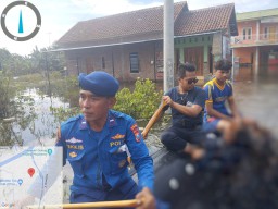 Ditpolairud Polda Jatim Terjunkan Personel Bantu Evakuasi Korban Banjir