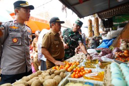 Jelang Nataru 2024 Satgas Pangan Polres Madiun bersama Forkopimda Tinjau Stabilitas Harga Sembako