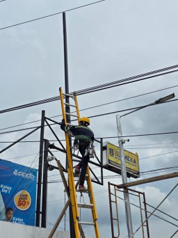 PLN Icon Lakukan Perapihan dan Pendataan kabel ilegal di Tiang PLN Kota Sidoarjo. 