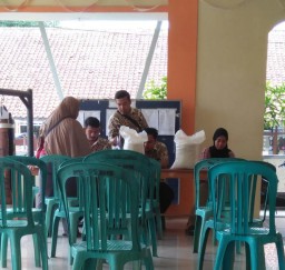 Pemerintah Desa Gunungsari Kecamatan Waled Salurkan Bantuan Beras Bulog Ke - 412 KPM