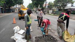Jelang Nataru, Polres Pasuruan Mitigasi Jalur Surabaya-Malang, Tambal Jalan Berlubang