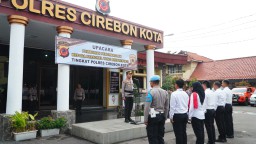 Kapolres Cirebon Kota Berikan Penghargaan kepada Personel Berprestasi