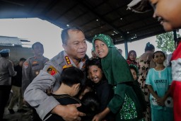 Kapolrestabes Surabaya Makan Bergizi Bersama Anak-Anak Jalanan dan Pemulung di Dukuh Kupang Barat