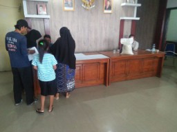 Penyaluran Bantuan Beras Bulog Bulan Desember 2024 Desa Penpen Kecamatan Mundu.