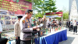 Polres Cirebon Kota Musnahkan 8.186 Botol Miras: Wujudkan Natal dan Tahun Baru yang Kondusif