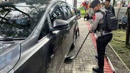 Tim Gegana Polda Jabar dan Polres Garut Sterilisasi Gereja di Kabupaten Garut