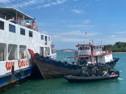 TNI AL BERHASIL BANTU PROSES PEMADAMAN DAN EVAKUASI KMP. MULIA NUSANTARA YANG TERBAKAR DI PERAIRAN PULAU KASAM, BATAM.