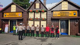 Sinergitas Polisi Bersama TNI dan Warga Bersihkan Lumpur Pasca Banjir di Situbondo