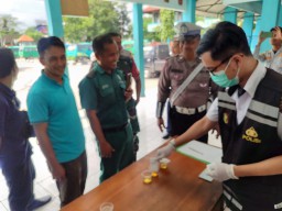 Cegah Kecelakaan Lalu Lintas Polres Tanjung Perak Lakukan Ramcek dan Tes Urine Sopir Bus Pariwisata di Terminal Ampel.
