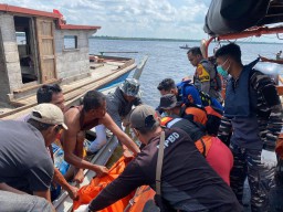 KORBAN TENGGELAM DI PERAIRAN PULAU MERBAU BERHASIL DITEMUKAN TNI AL DAN TIM SAR GABUNGAN