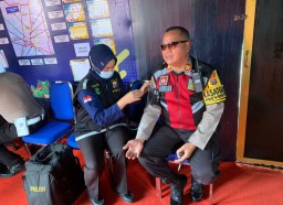 Tim Dokkes Polres Lumajang Rikkes Petugas Posyan Ops Lilin 2024, Pastikan Kesehatan Personel