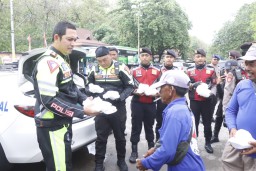 Kapolres Situbondo Patroli Jalur Pantura Sambil Berbagi Nasi di Wisata Pasir Putih