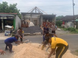 Kapolsek Kecamatan Modo Turun Langsung Ke Lapangan Bersama Masyarakat Untuk Perbaiki Jalan Rusak