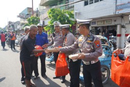 Jumat Berkah: Polres Probolinggo Kota Berbagi Ratusan Nasi Bungkus di Pasar Baru