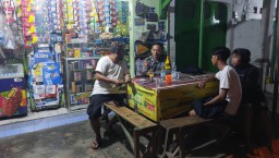 Patroli dialogis Bhabinkamtibmas Kesenden Polsek Utbar Polres Cirebon Kota ciptakan kondusifitas kewilayahan