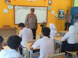 Police Go To School: Kapolsek Talun Laksanakan Pembinaan dan Penyuluhan di SMPN 1 SATAP Talun