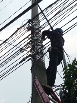 Laksanakan Penataan dan Pendataan Kabel Ilegal di Tiang PLN Sidoarjo, PLN Icon Plus Konsisten Jaga Keandalan Jaringan