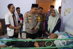 Anjangsana Anggota Yang Sakit, Kapolres Jombang Berikan Motivasi