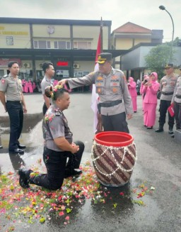 Kapolres Lamongan Memimpin Langsung Upacara Kenaikan Pangkat 54 Anggota 