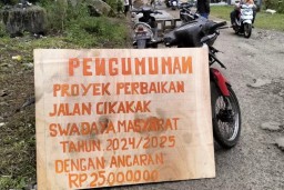 Puluhan Tahun Tak Diperbaiki Pemerintah, Jalan di Cililin Bandung Barat Direnovasi Pakai Uang Warga