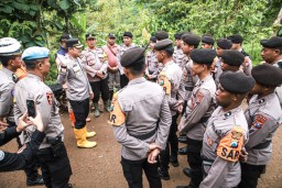 Polres Jombang Bersama TNI, Bantu Pencarian Korban Tanah Longsor