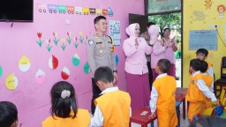 Kapolres Cirebon Kota Tinjau TK dan SD Kemala Bhayangkari, Berikan Bingkisan untuk Guru