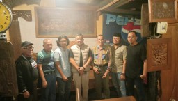 Kapolres Jombang Ngopi Santai di Angkringan Antique, Nikmati Live Musik Bersama Warga